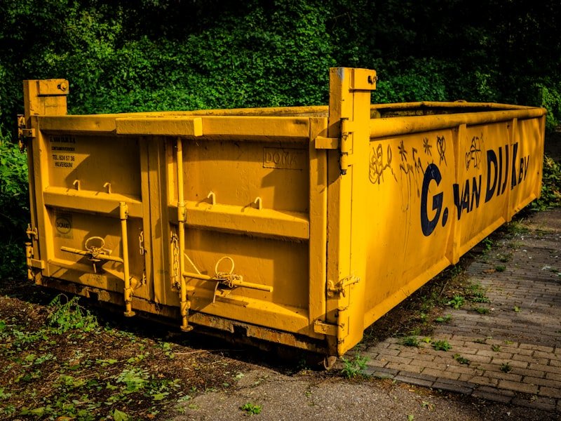 Yellow 4-yard clean-fill roll-off bin suitable for concrete and brick disposal